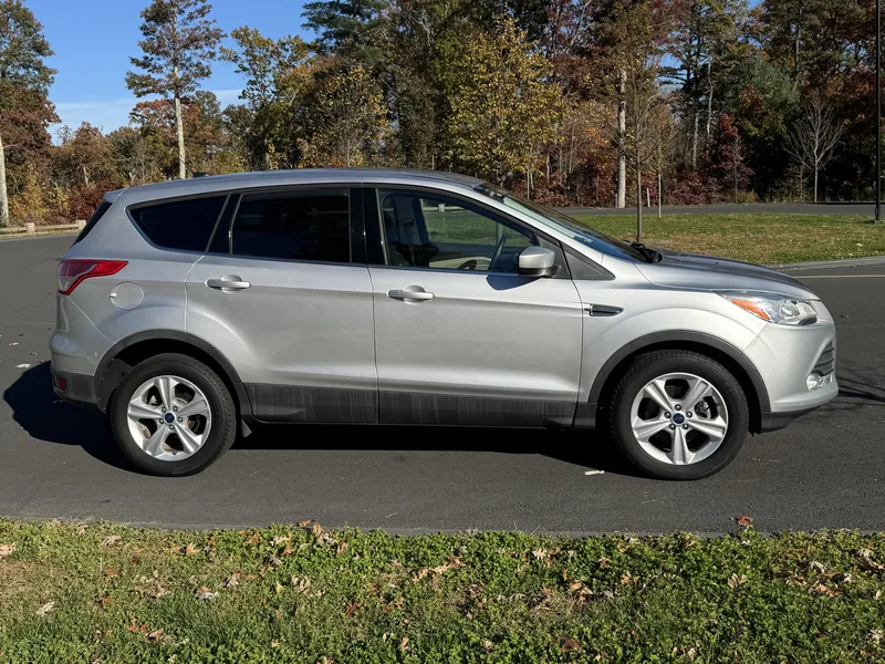 Ford Escape: Side profile