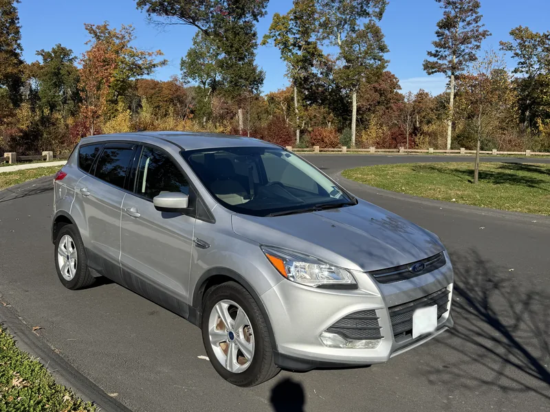 Ford Escape: Front three-quarter view from the right