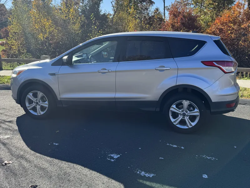 Ford Escape: Side profile from the rear