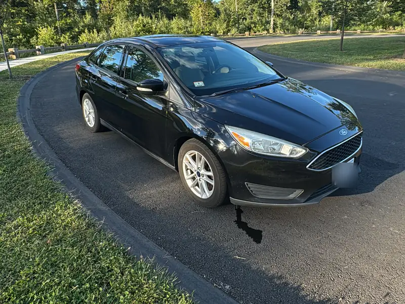 Ford Focus: Front three-quarter view under a blue sky