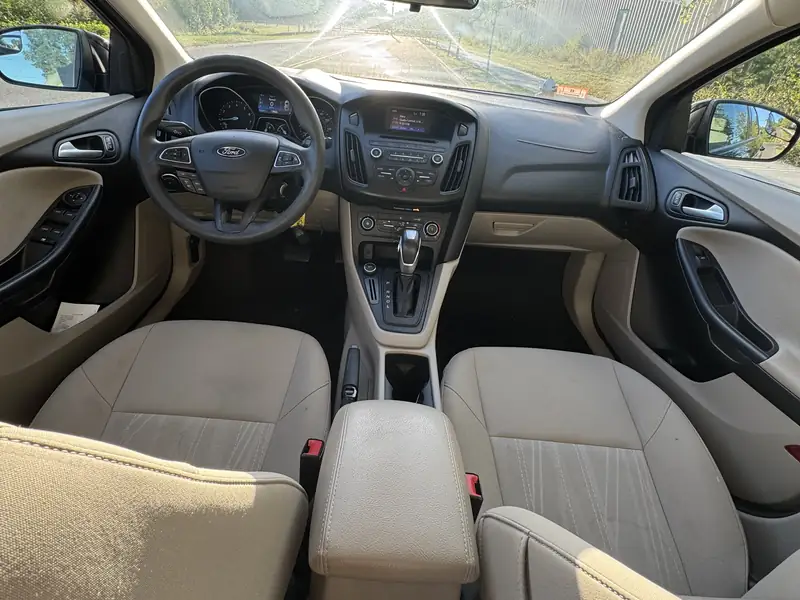 Ford Focus: Dashboard and steering wheel