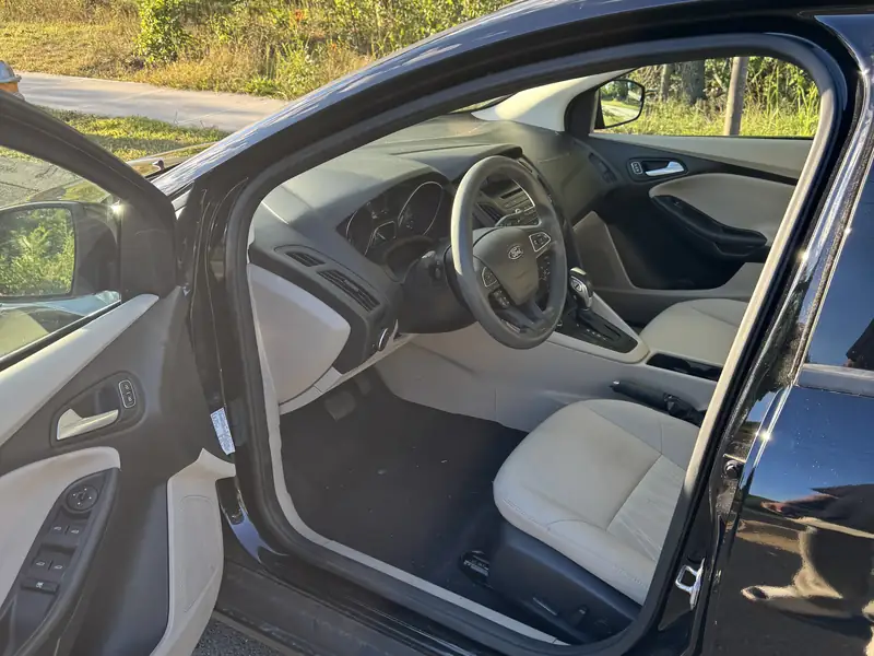 Ford Focus: Driver's door open, front seats