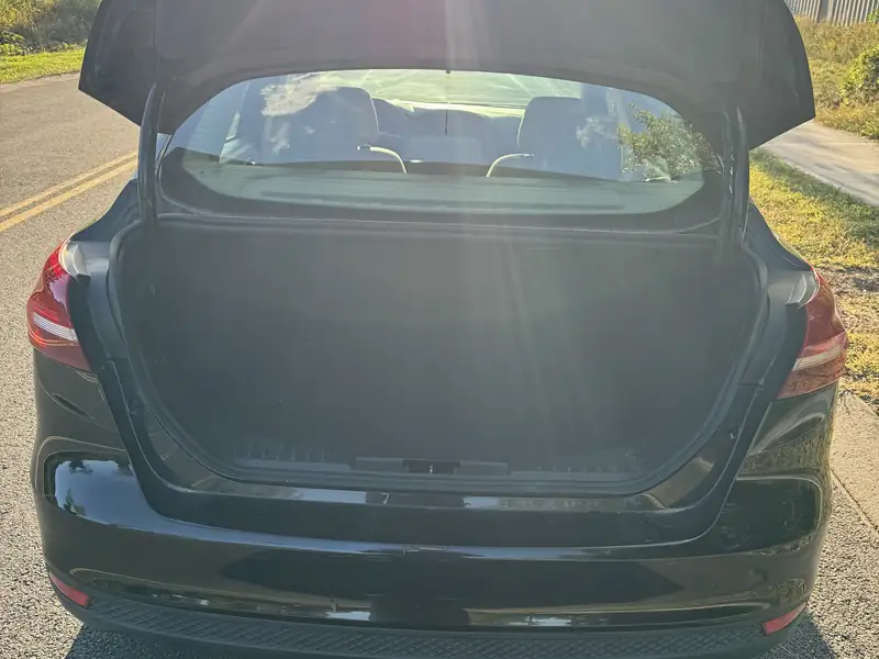 Ford Focus: Open trunk