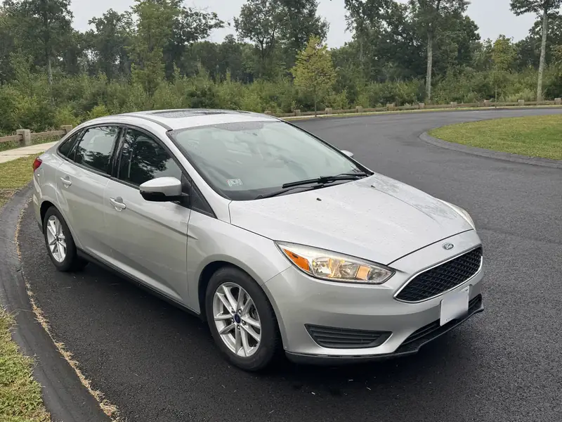 Ford Focus: Front three-quarter view from the right