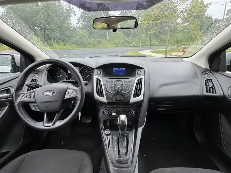 Ford Focus: Dashboard and steering wheel