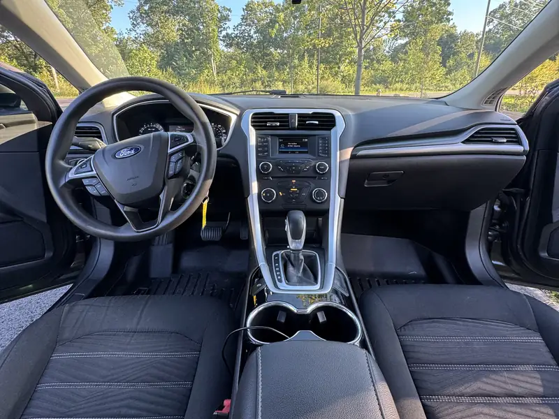 Ford Fusion: Dashboard and steering wheel