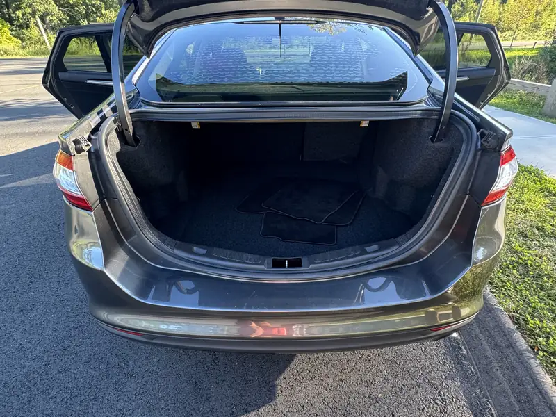 Ford Fusion: Open trunk