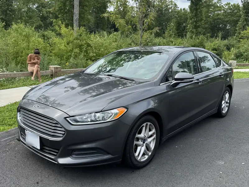 Ford Fusion: Front three-quarter view from the right
