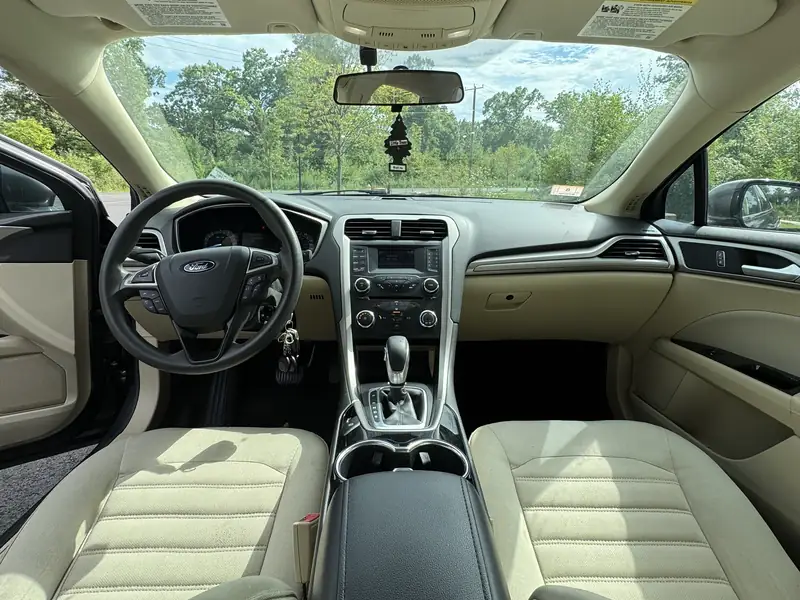 Ford Fusion: Dashboard and steering wheel
