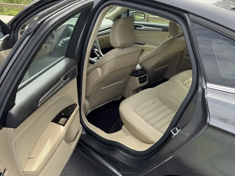 Ford Fusion: Rear seats