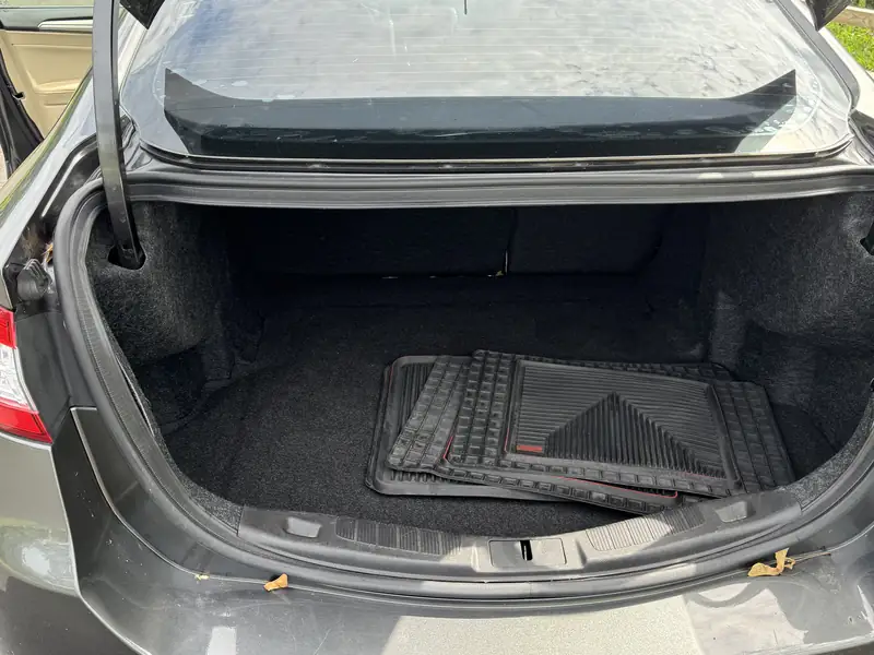 Ford Fusion: Open trunk