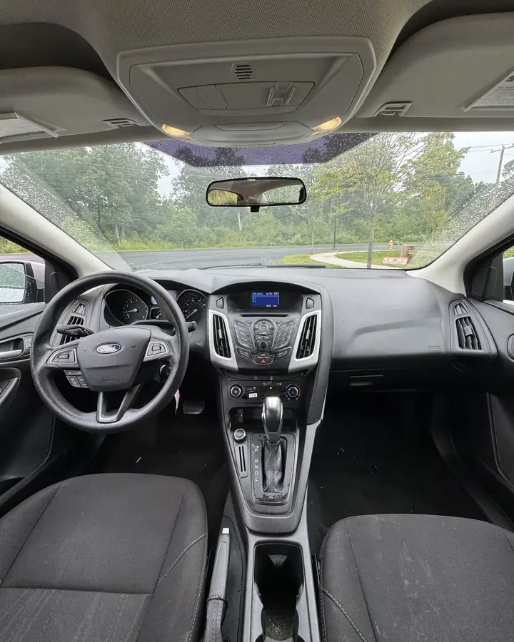 Dashboard and centre console of a Ford Focus, with the gear selector and hand parking brake
